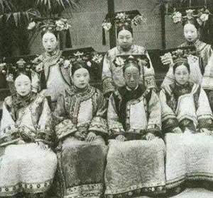 看完妃子的照片，才懂皇上原來也蠻辛苦的...